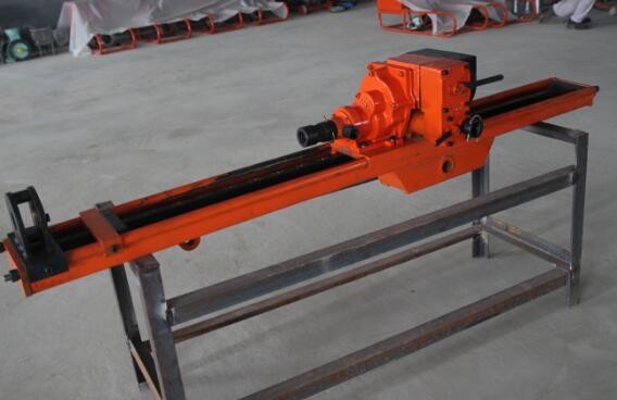 垂直頂板打孔?可以——貴州貴陽(yáng)煤礦鉆機(jī)可以豎起來(lái)!