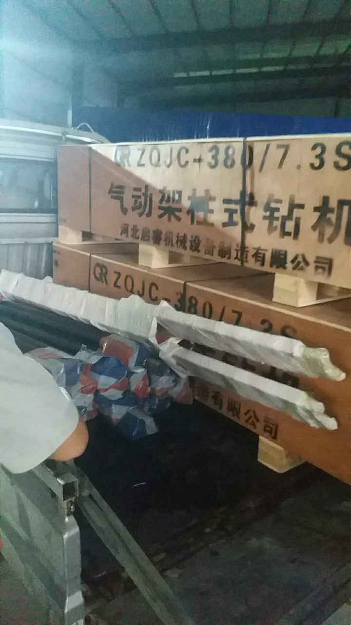 氣動探水鉆機經(jīng)風(fēng)冒雨，及時送往山西襄垣