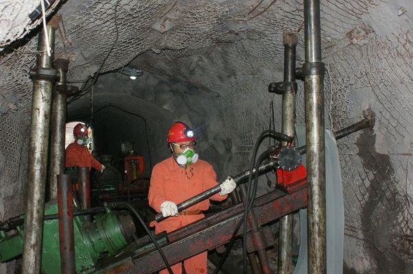 保證鉆孔數(shù)量和深度 防治礦井突水災害