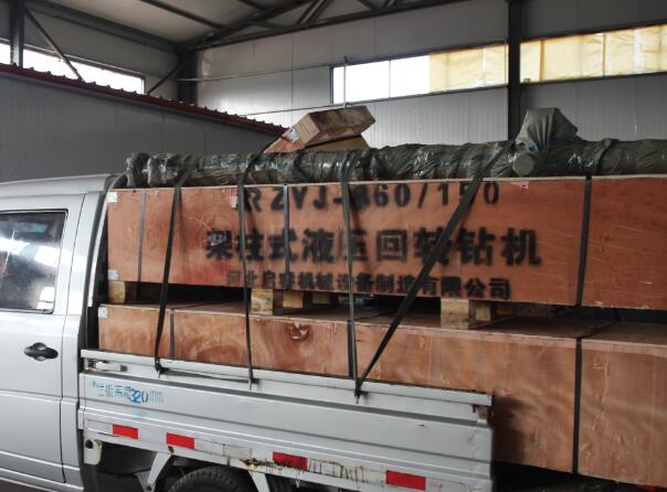 距離不是問題：液壓架柱式回轉(zhuǎn)鉆機直發(fā)新疆礦上